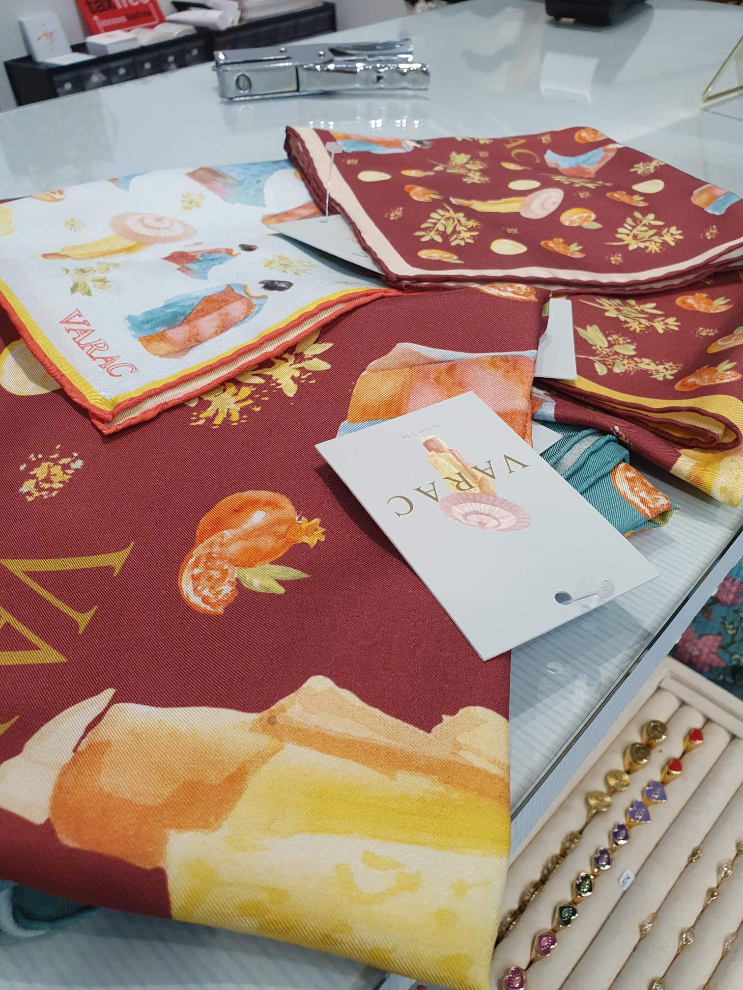 Concejal entregando diploma de la campaña Bienvenido al distrito de Salamanca